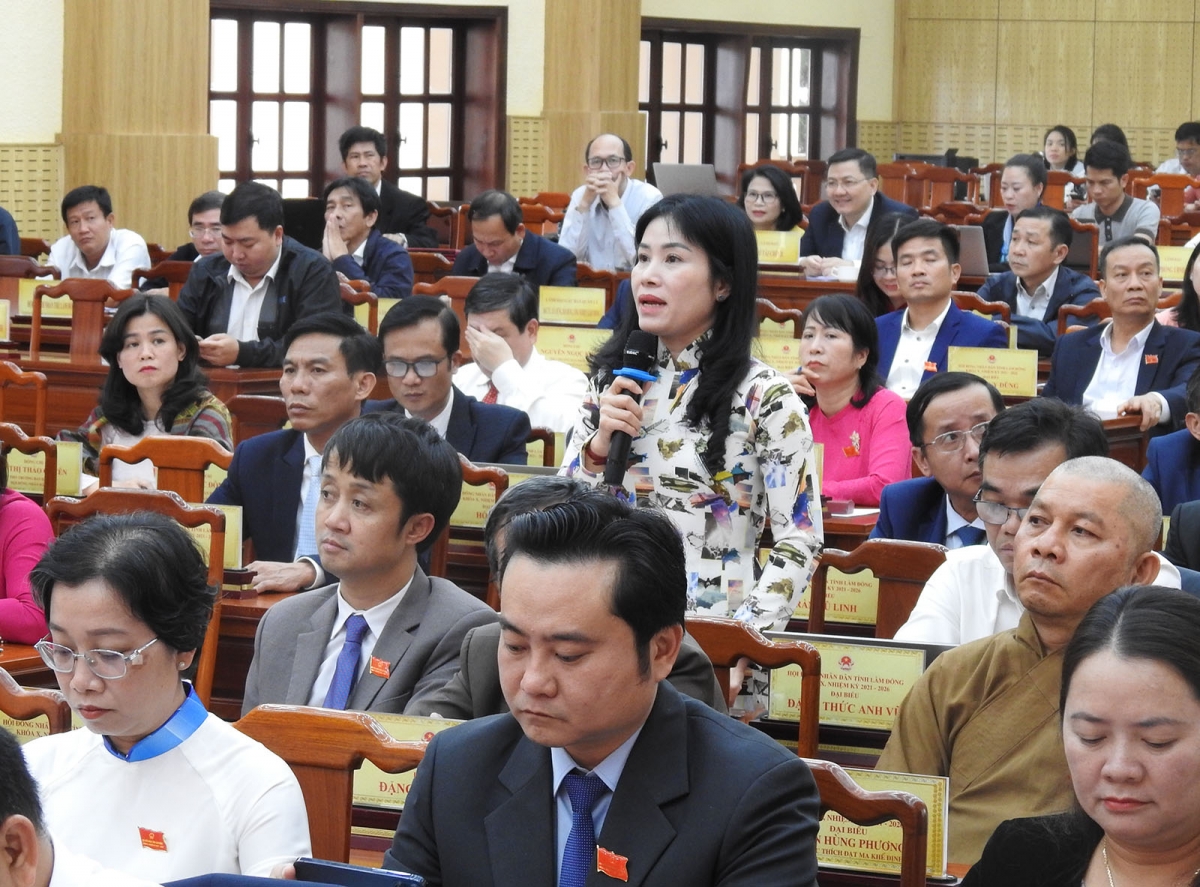 Thông tin tại Kỳ họp thứ 2, HĐND tỉnh Lâm Đồng khoá X ngày 16/7, bà Lê Thị Kim Liên, Giám đốc Sở Giáo dục và Đào tạo khẳng định Sở đã có phương án sắp xếp lớp học đón gần 1.300 học sinh và tính tới giải pháp lâu dài ổn định trường lớp.