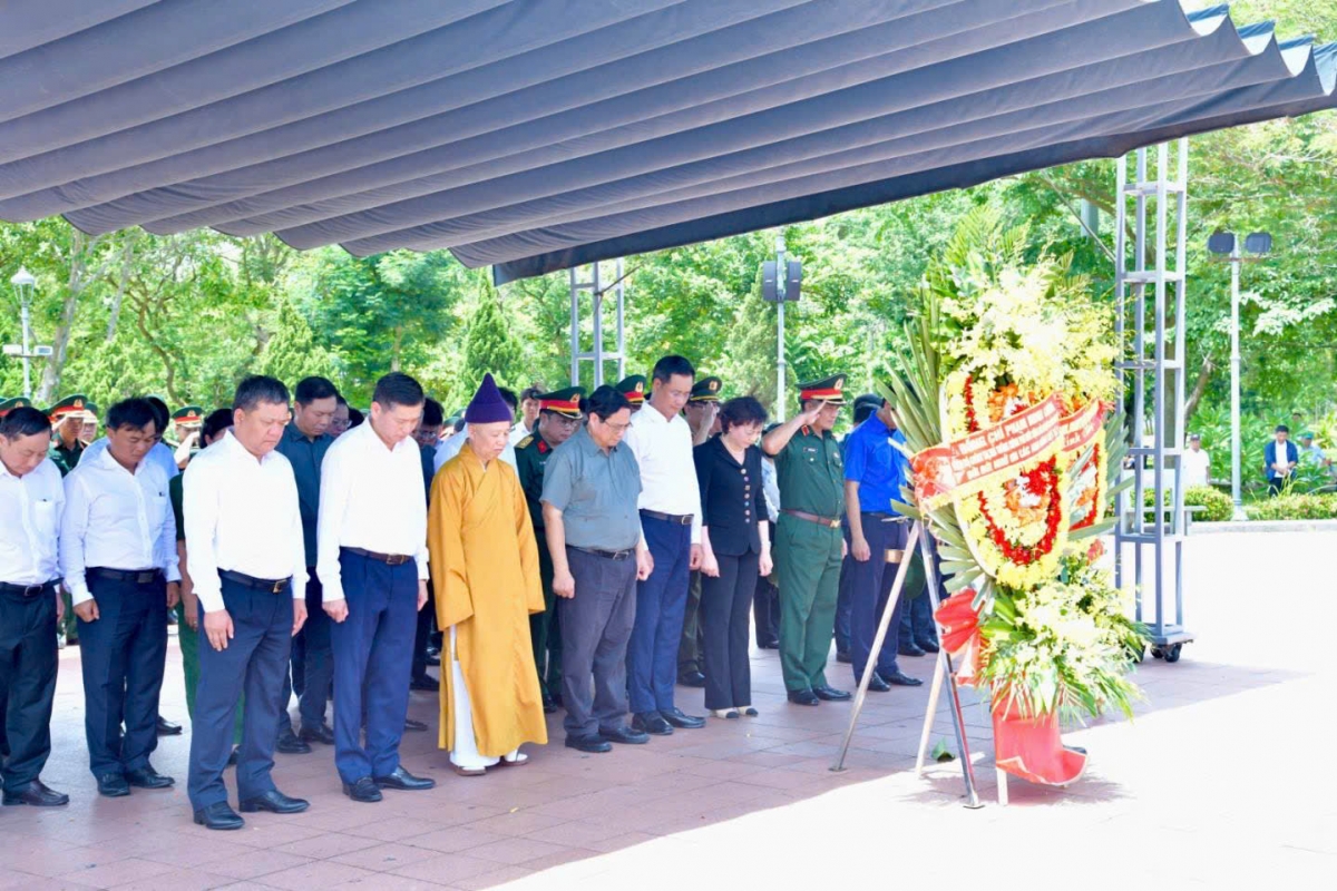 Thủ tướng đặt vòng hoa, dâng hương viếng các anh hùng liệt sĩ tại Đài tưởng niệm trung tâm Thành Cổ Quảng Trị