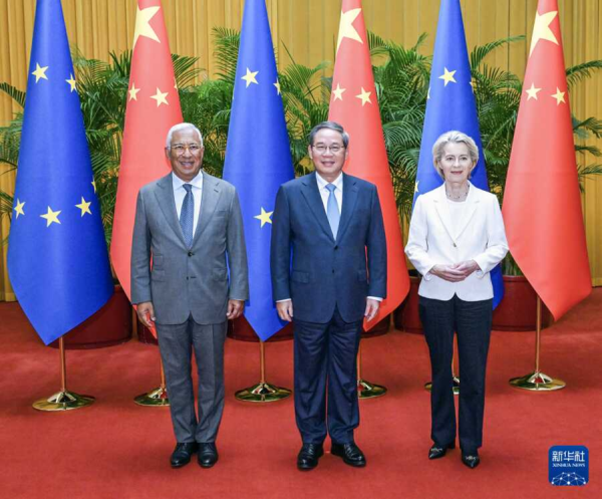 Thủ tướng Trung Quốc Lý Cường cùng Chủ tịch Hội đồng châu Âu Antonio Costa và Chủ tịch Ủy ban châu Âu Ursula von der Leyen tại Bắc Kinh ngày 24/7. Ảnh: Tân Hoa xã