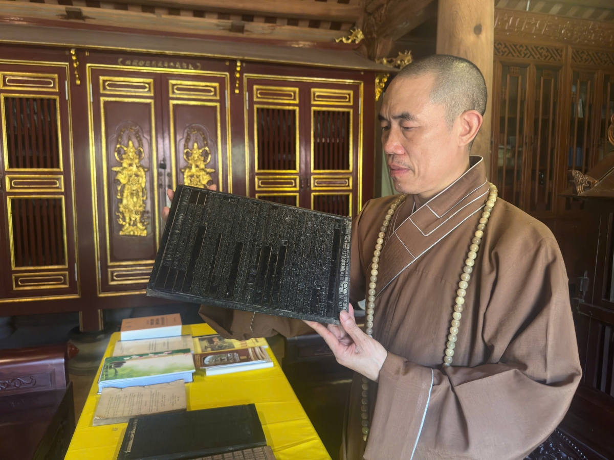 Thượng tọa Thích Thanh Vịnh, Phó Trụ trì chùa Vĩnh Nghiêm bên bản Mộc bản có tuổi đời hơn 200 năm.