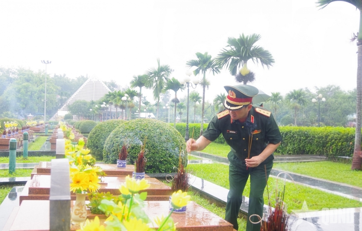 Thắp hương tri ân các anh hùng liệt sỹ