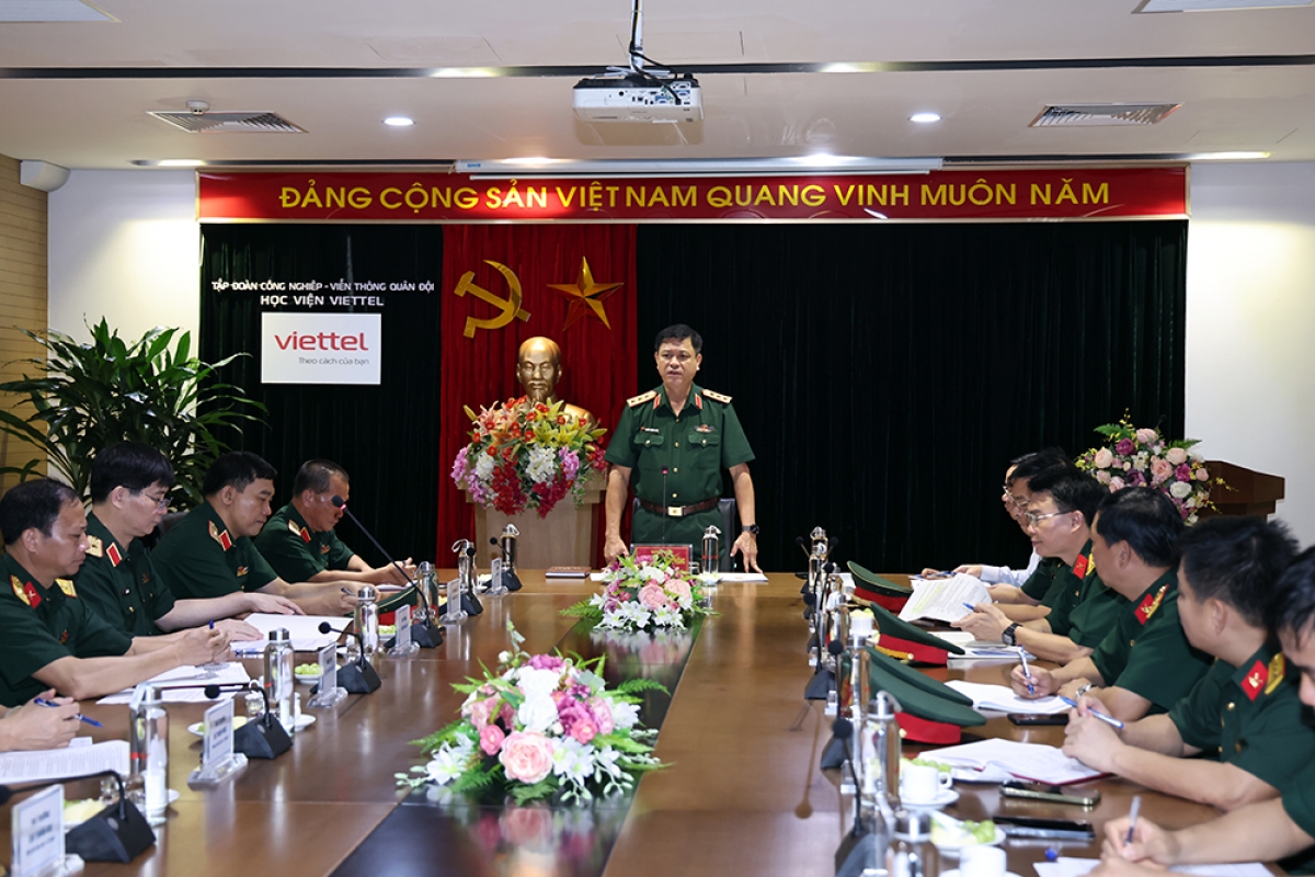 Đoàn công tác làm việc với học viện Viettel