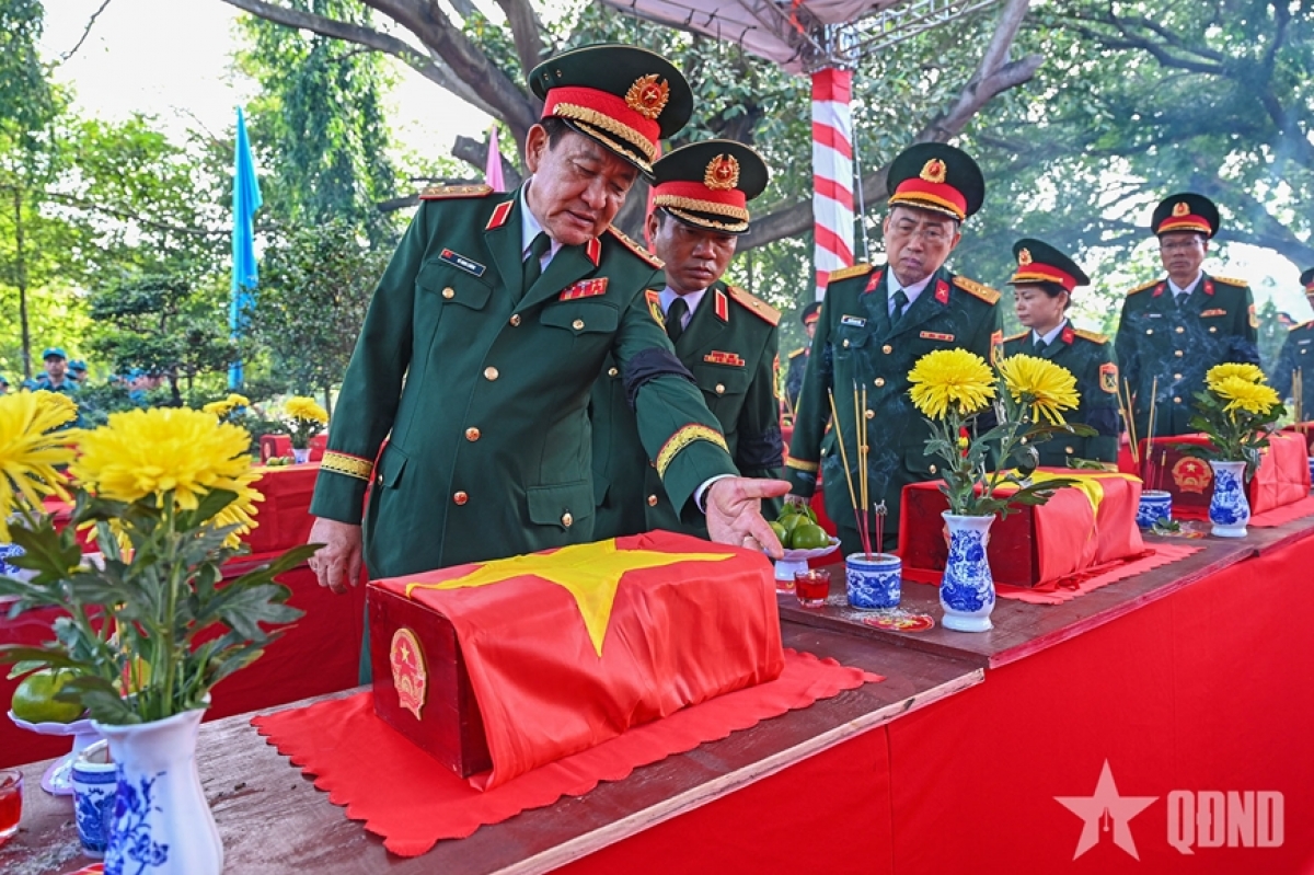 Thượng tướng Võ Minh Lương viếng các liệt sỹ