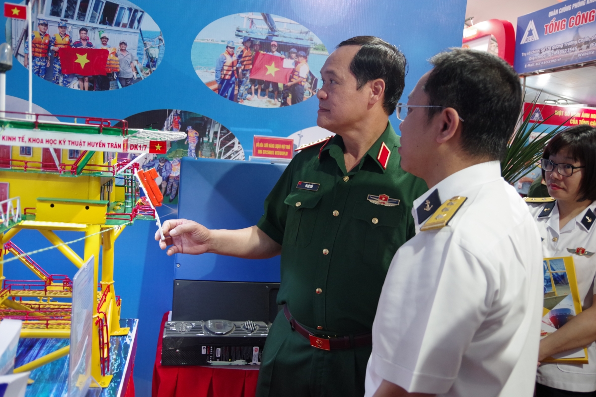 Thượng tướng Vũ Hải Sản, Ủy viên TW Đảng, Thứ trưởng Bộ Quốc phòng tham quan gian trưng bày của Công ty TNHH MTV Hải sản Trường Sa