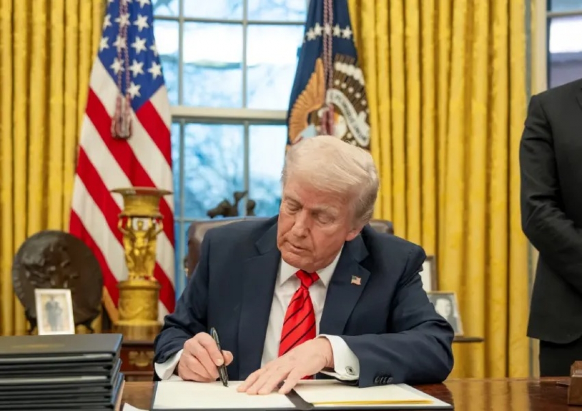 Tổng thống Trump ký sắc lệnh tại Phòng Bầu Dục. Ảnh: NHÀ TRẮNG