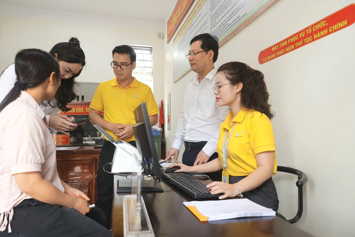 Ông Chu Quang Hào, Tổng Giám đốc Tổng công ty Bưu điện Việt Nam kiểm tra việc bố trí nhân viên bưu điện tại các xã