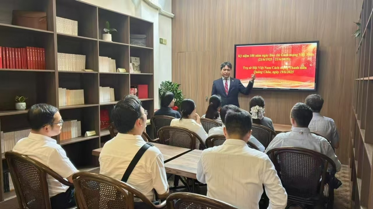 Tổng Lãnh sự Nguyễn Việt Dũng phát biểu tại Lễ kỷ niệm 100 năm ngày Báo chí Cách mạng Việt Nam tại Di tích trụ sở Hội Việt Nam Cách mạng Thanh niên. Ảnh: TLSQ cung cấp