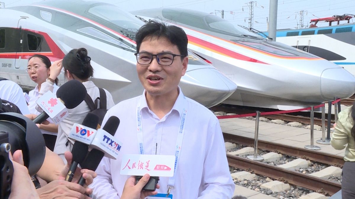 Ông Trương Ba, Viện trưởng Viện Cơ khí và Đầu máy xe lửa thuộc Viện Hàn lâm Khoa học Đường sắt Trung Quốc