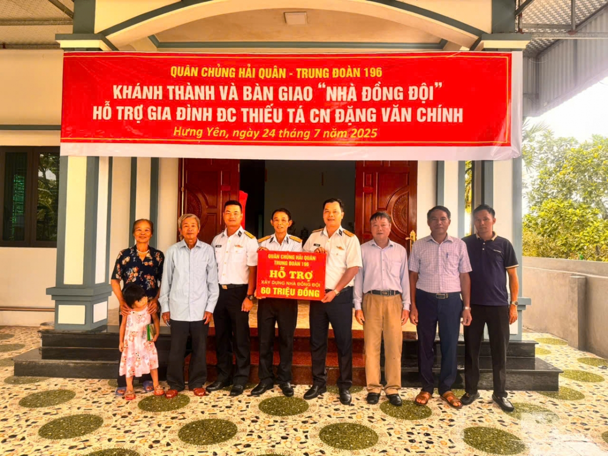Trao tặng hỗ trợ xây dựng nhà đồng đội cho gia đình quân nhân chính sách, có hoàn cảnh khó khăn 