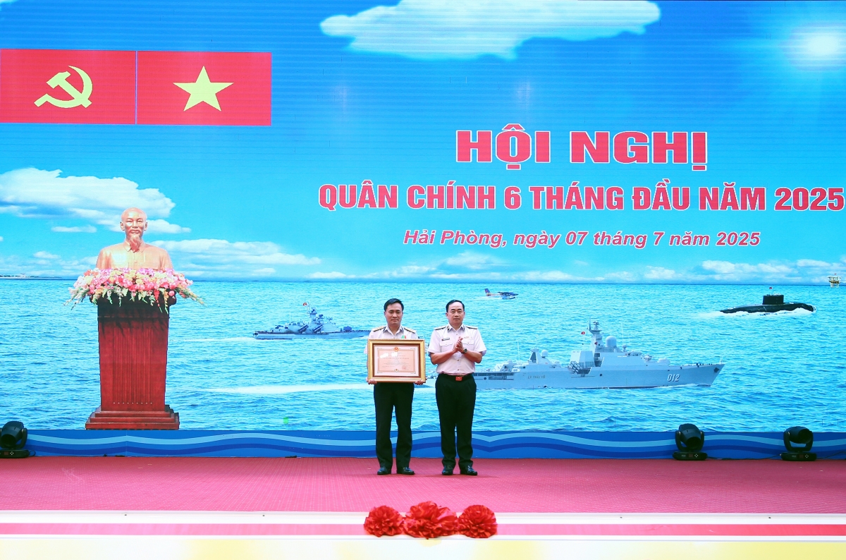 Phó Đô đốc Trần Thanh Nghiêm trao Huân chương Bảo vệ Tổ quốc hạng Ba tặng Đại tá Vũ Anh Tuấn