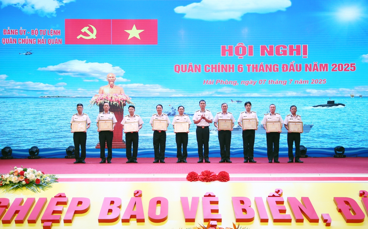 Thiếu tướng Nguyễn An Phong, Chính ủy Hải quân trao thưởng các tập thể tiêu biểu