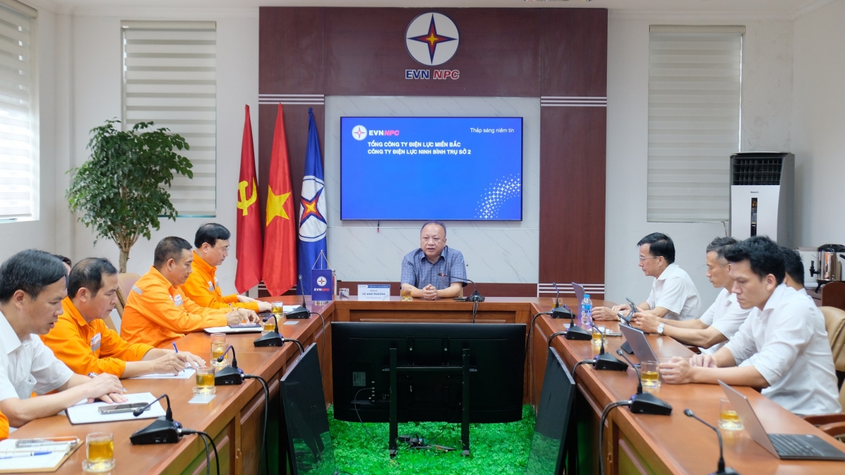 Trưởng Ban Chỉ huy PCTT&amp;TKCN EVNNPC Vũ Anh Phương kiểm tra công tác ứng trực tại Ninh Bình