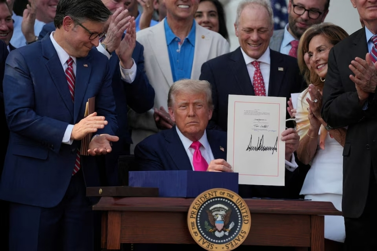 Tổng thống Mỹ Donald Trump công bố đạo luật chi tiêu và thuế quy mô lớn sau khi ký ban hành, tại Nhà Trắng, ngày 4/7/2025. Ảnh: Reuters