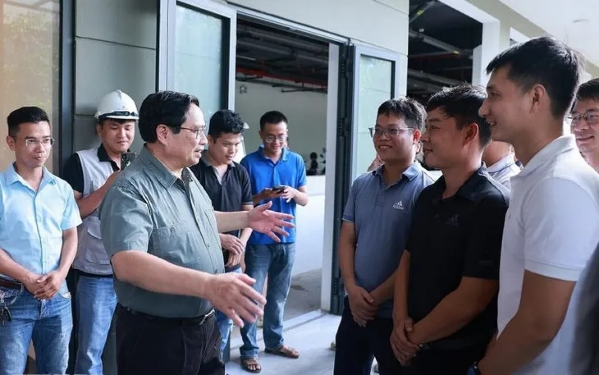 Thủ tướng Phạm Minh Chính nói chuyện với cư dân, người lao động tại khu nhà ở xã hội trong dự án khu đô thị Ecogarden. 