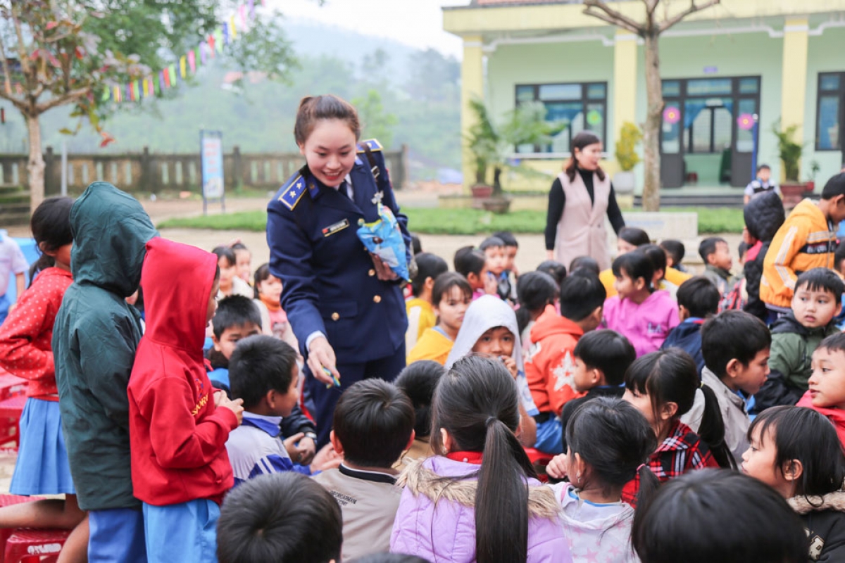 Tuổi trẻ Cảnh sát biển chung tay mang Đông ấm - Xuân yêu thương đến trẻ em dân tộc Cor vùng núi Tam Trà.
