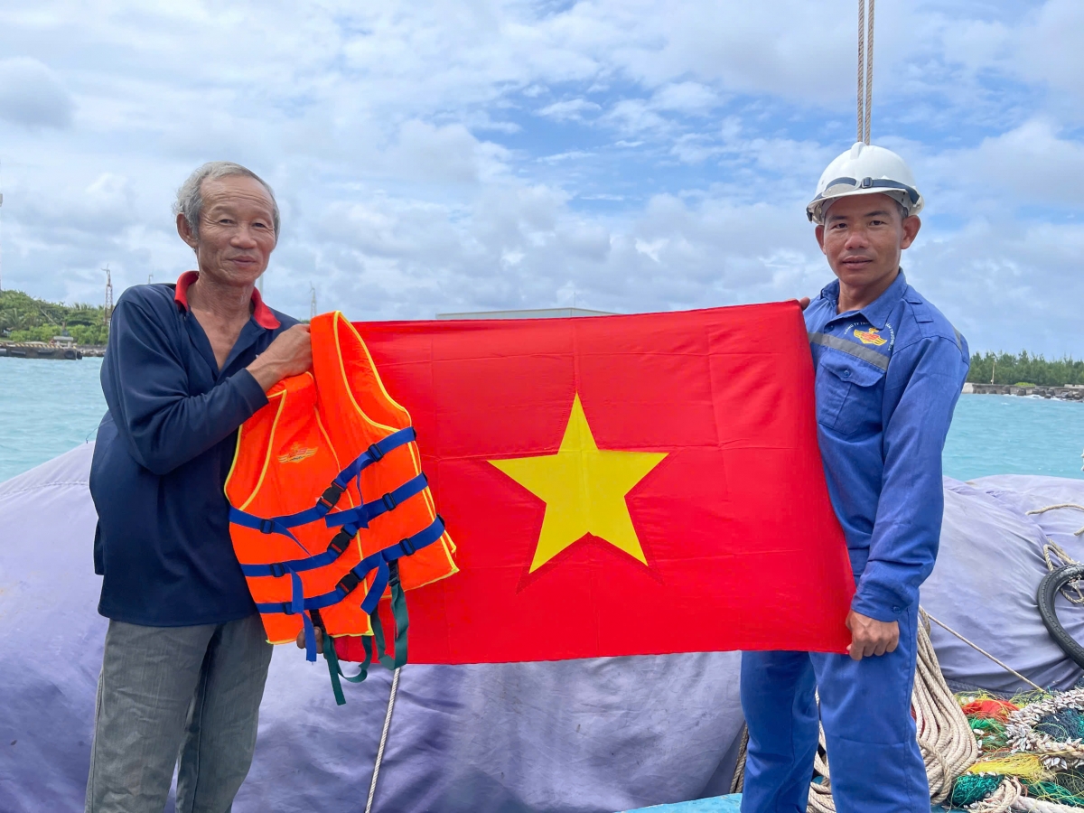 Tuyên truyền, tặng cờ tổ quốc, áo phao cho bà con ngư dân