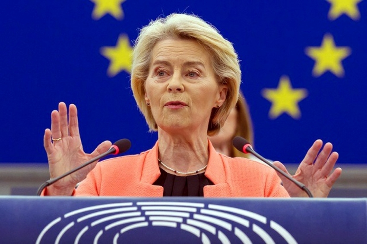 Chủ tịch Ủy ban Châu Âu Ursula von der Leyen phát biểu tại phiên họp toàn thể tại Nghị viện Châu Âu - Ảnh: Reuters