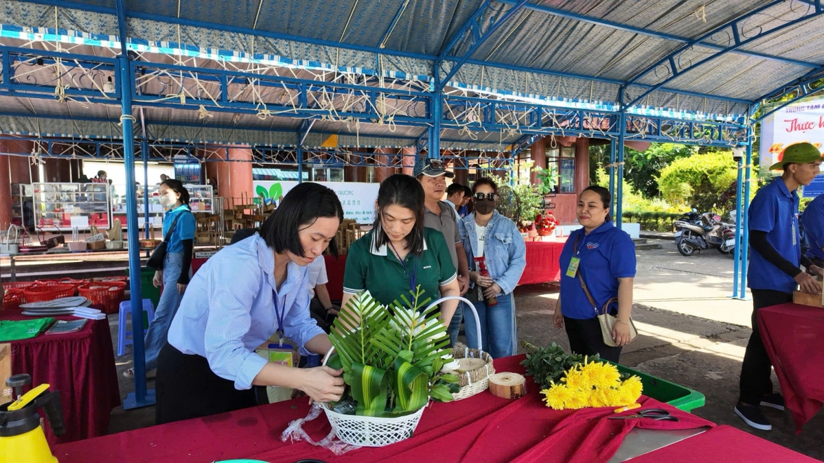 Vận động người dân, du khách đến Côn Đảo sử dụng giỏ lễ xanh khi cúng viếng tại khu di tích.
