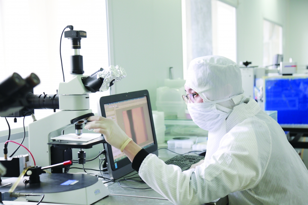 Hoạt động nghiên cứu khoa học tại phòng Lab của Đại học Quốc gia Hà Nội