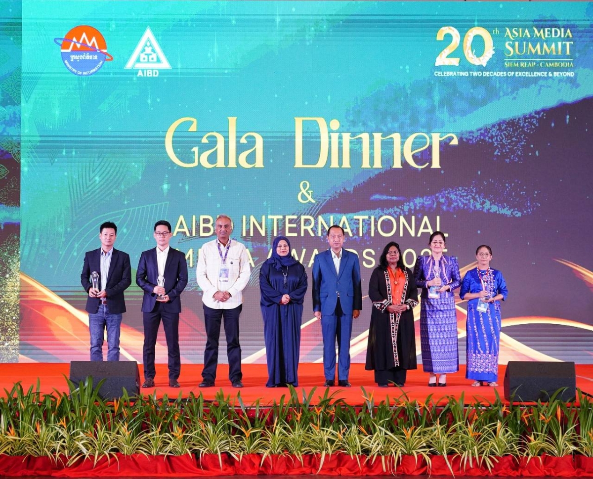 Đại diện của các cơ quan nhận được giải thưởng.