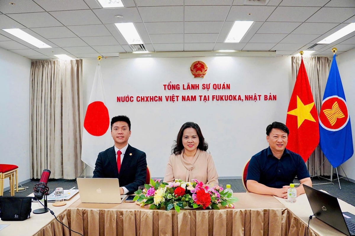 Vũ Chi Mai (giữa) - Tổng Lãnh sự Việt Nam tại Fukuoka tại điểm cầu Nhật Bản (ảnh TLSQ Fukuoka)