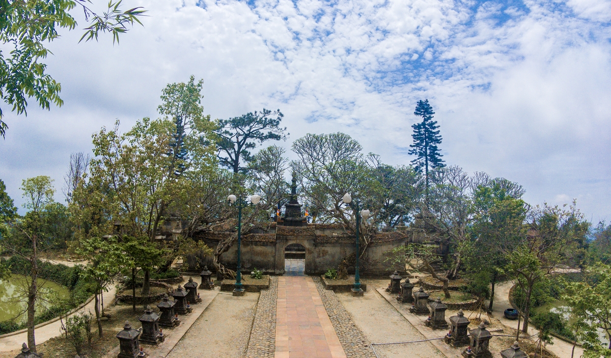 Vườn tháp Huệ Quang tại Di tích chùa Hoa Yên - di tích có ý nghĩa trung tâm của Quần thể Yên Tử.