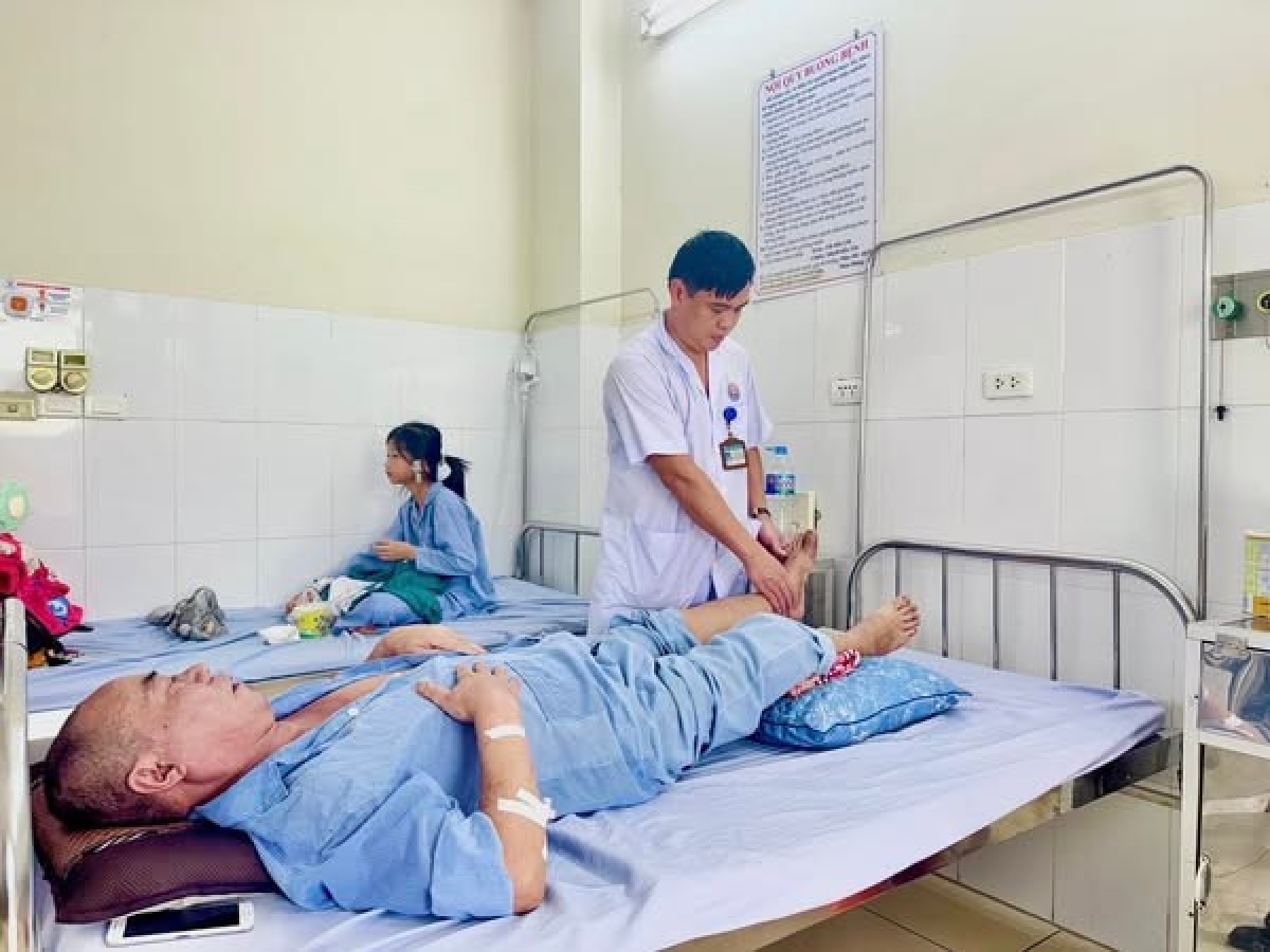 Thăm khám cho người bệnh tắc mạch chi dưới cấp. (Kienthuc.net)