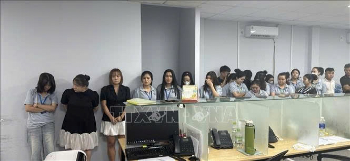 Các bị can trong đường dây lừa đảo do Trần Quang Đạo cầm đầu.