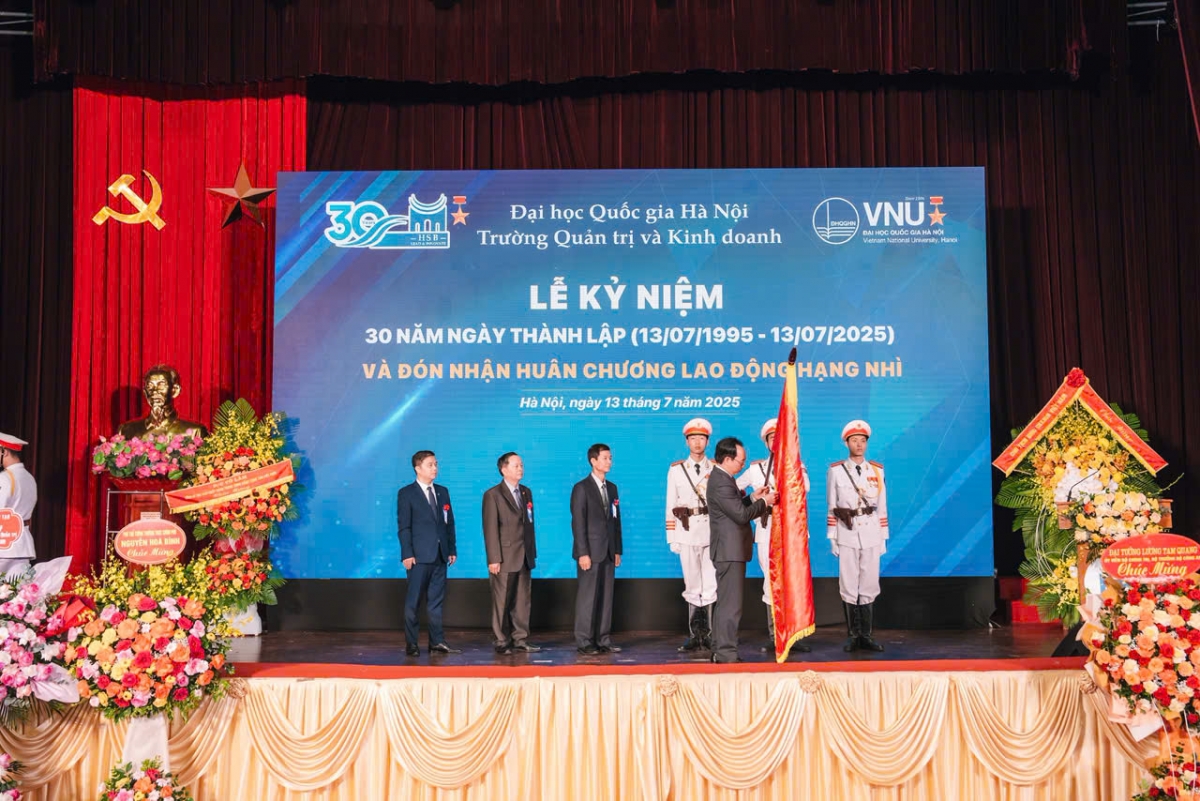 thừa uỷ quyền của Chủ tịch nước, Thứ trưởng Bộ Giáo dục và Đào tạo Hoàng Minh Sơn trao Huân chương lao động hạng Nhì của Chủ tịch nước cho tập thể nhà trường