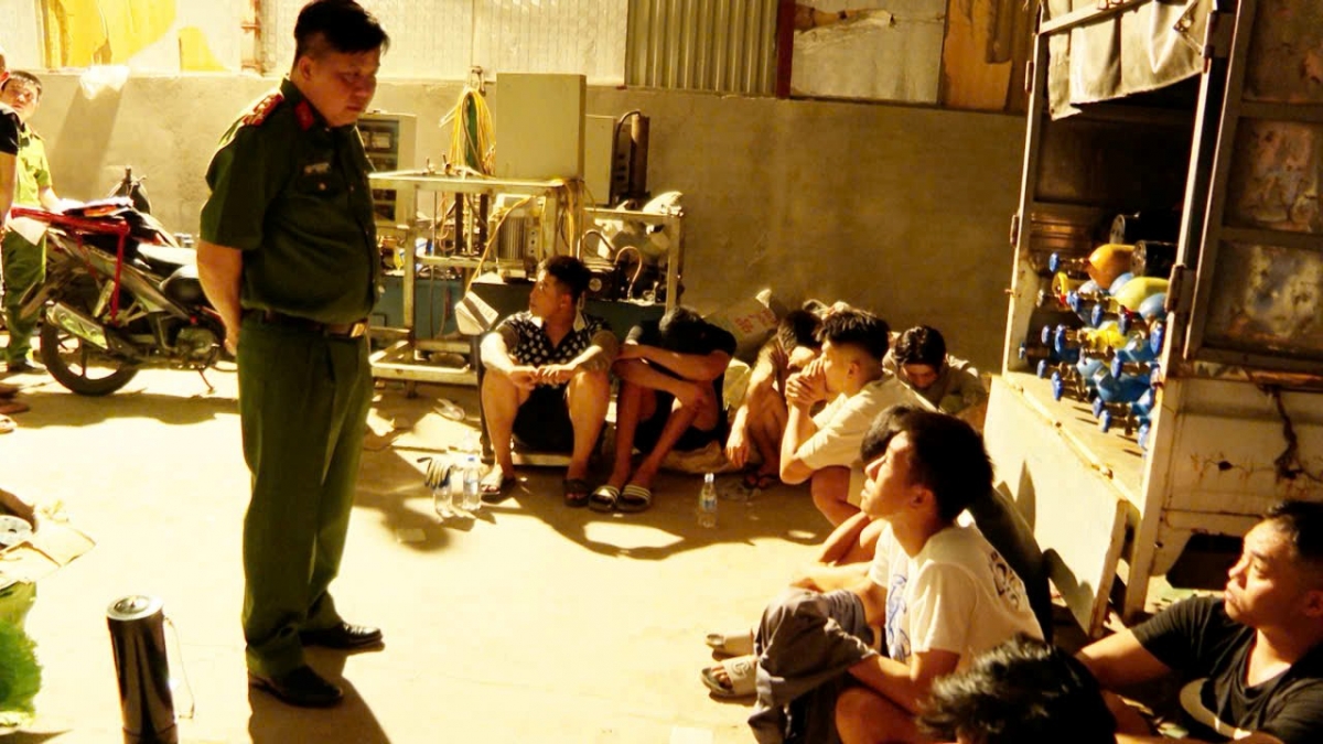 Đại tá Bùi Trung Thành, Phó Giám đốc, Thủ trưởng Cơ quan CSĐT Công an thành phố Hải Phòng có mặt tại hiện trường chỉ đạo công tác điều tra.