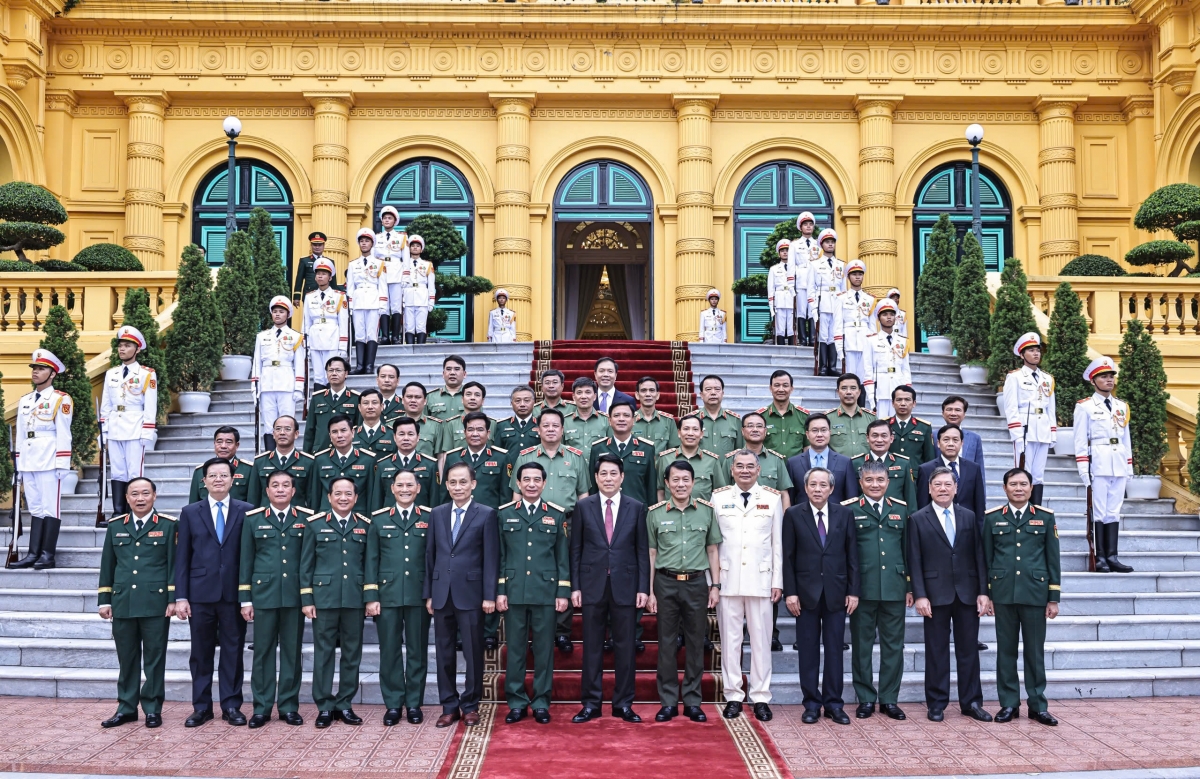 Chủ tịch nước Lương Cường chụp ảnh lưu niệm cùng các đại biểu