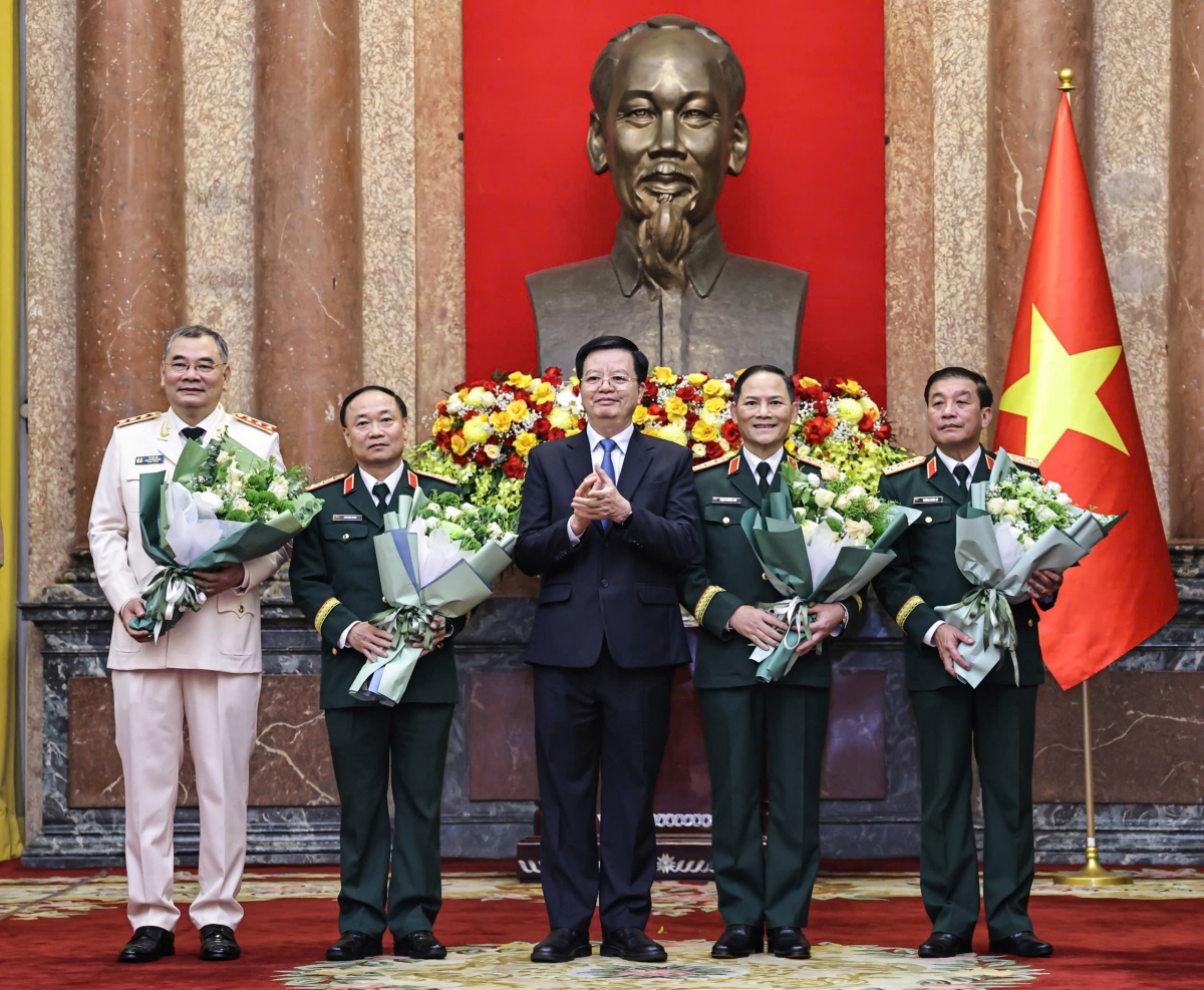 Các đồng chí lãnh đạo tặng hoa chúc mừng các đồng chí được thăng quân hàm, cấp bậc hàm