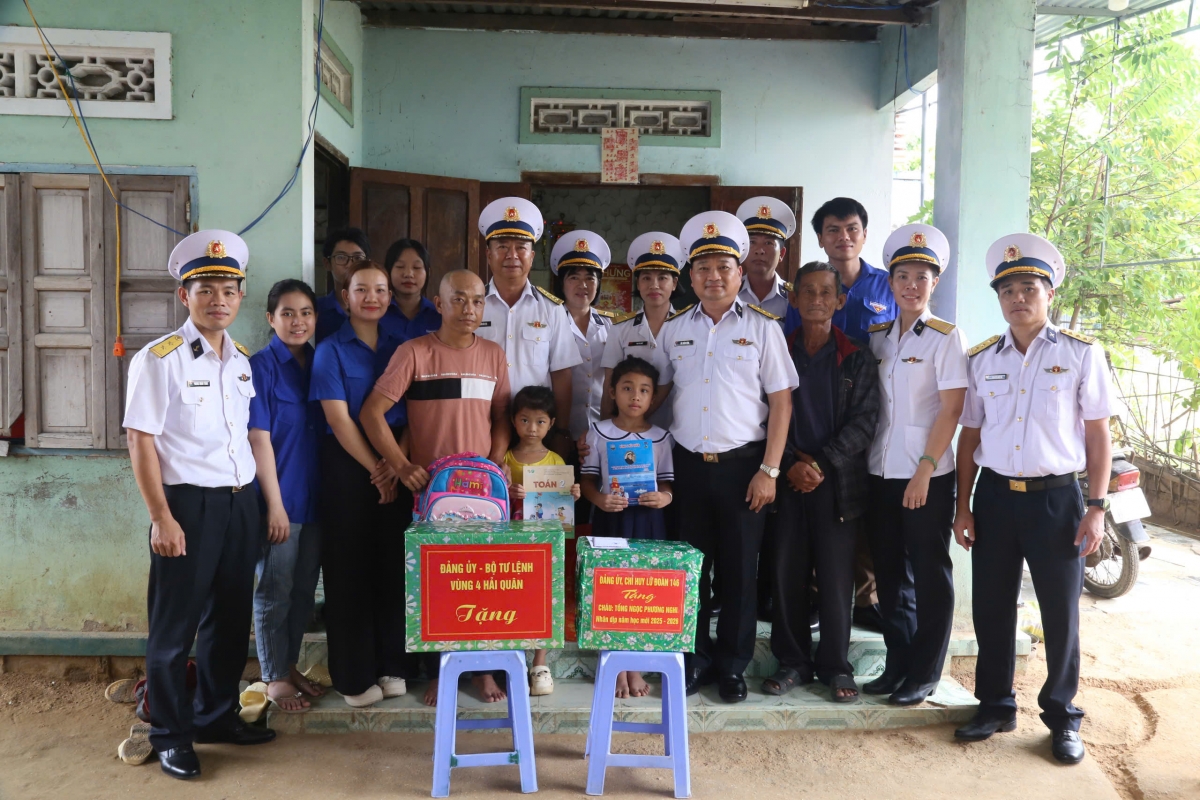 Đoàn công tác tặng quà chuẩn bị năm học mới cho cháu Tống Ngọc Phương Nghi