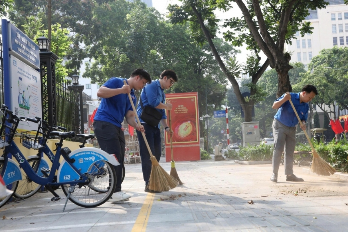 Đoàn Thanh niên Bộ Xây dựng dọn vệ sinh hưởng ứng phong trào “Sáng – xanh – sạch – đẹp” của phường Cửa Nam