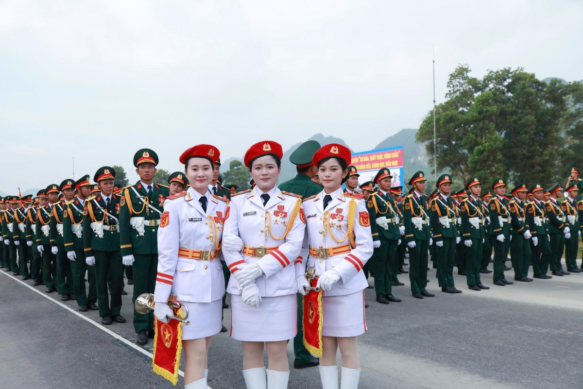 Đội hình nữ cảnh sát biển trong khối nữ quân nhạc