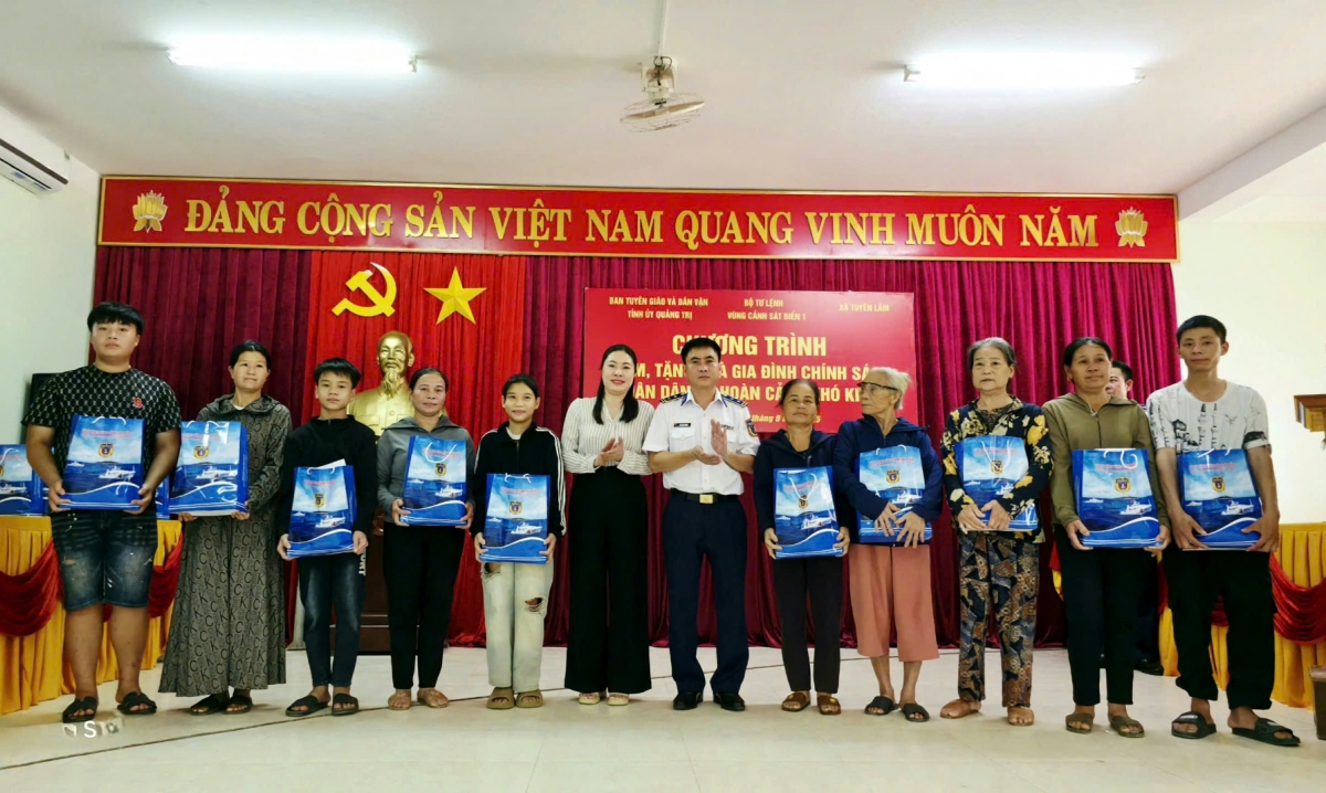Đoàn công tác trao tặng quà cho  gia đình chính sách, hộ nghèo, học sinh có hoàn cảnh khó khăn trên địa bàn xã Tuyên Lâm