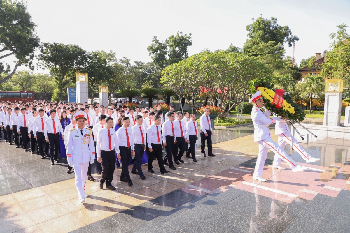 Đoàn đại biểu Đảng bộ EVN tiến vào khu vực Đài tưởng niệm Bắc Sơn
