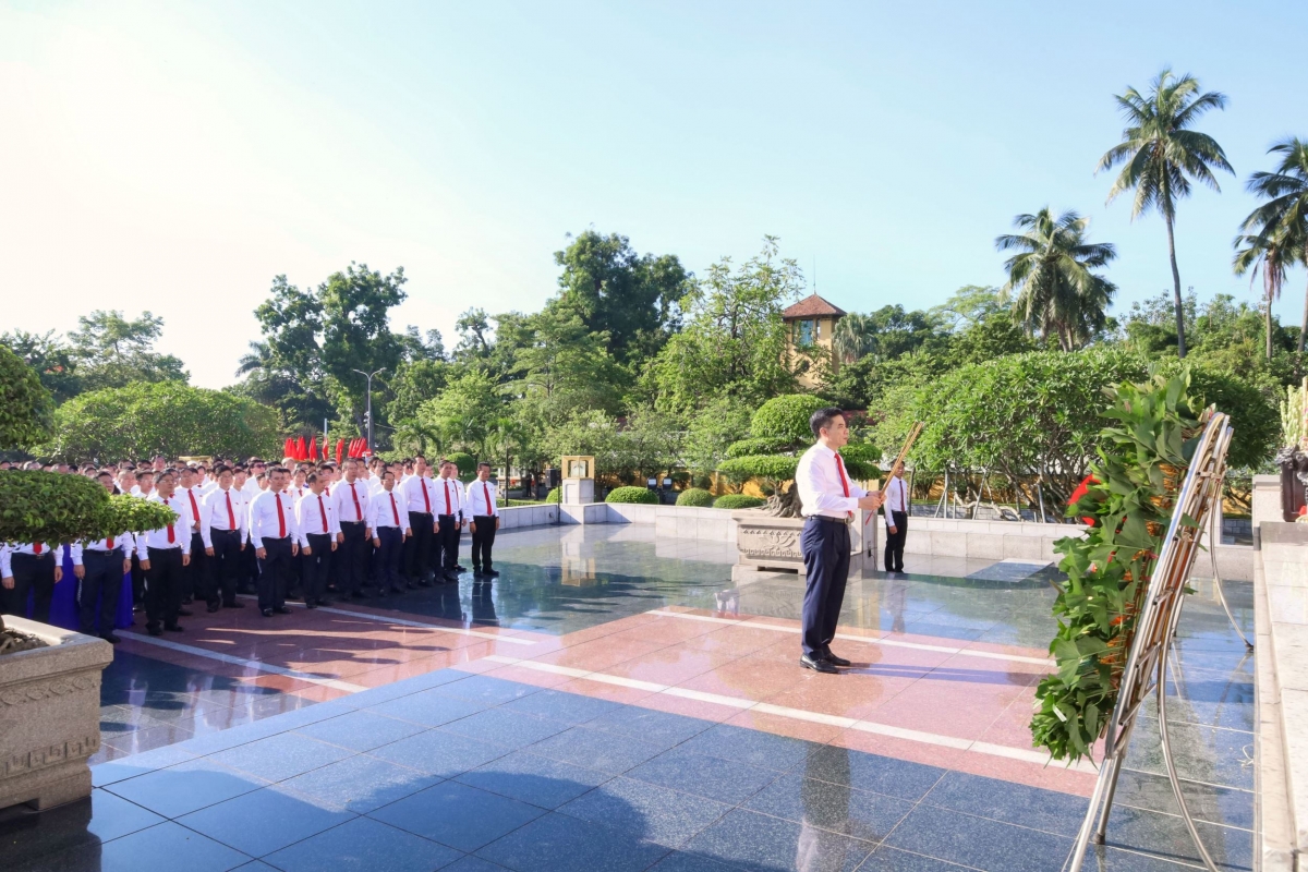 Dẫn đầu đoàn đại biểu là đồng chí Nguyễn Hữu Tuấn, Phó Bí thư Thường trực Đảng ủy EVN. Cùng tham gia có các đồng chí Ủy viên Ban Thường vụ Đảng ủy, Ủy viên Ban Chấp hành Đảng bộ Tập đoàn; trưởng, phó các đoàn đại biểu và các đại biểu dự Đại hội Đảng bộ EVN lần thứ IV.