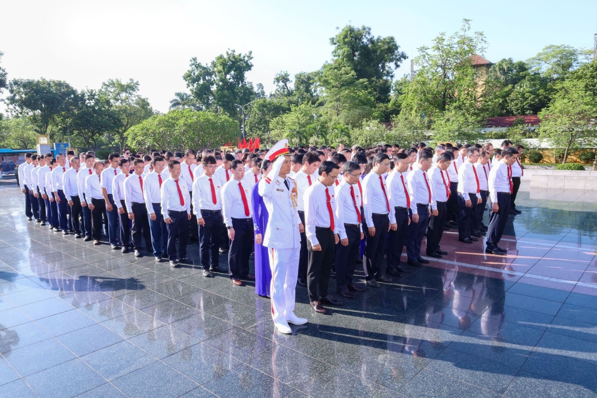 Trong không khí trang nghiêm, đoàn đại biểu dành phút mặc niệm, tưởng nhớ công lao to lớn của các thế hệ cha anh đã hy sinh vì độc lập, tự do của Tổ quốc tại Đài tưởng niệm Bắc Sơn