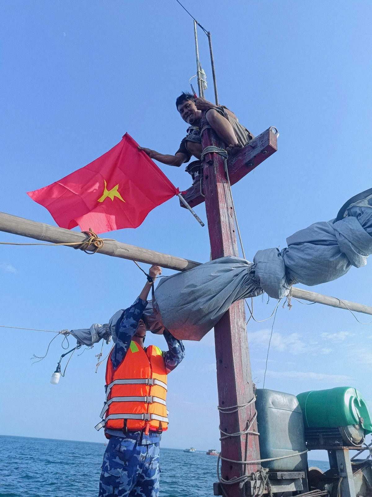 Giúp ngư dân thay lá cờ mới