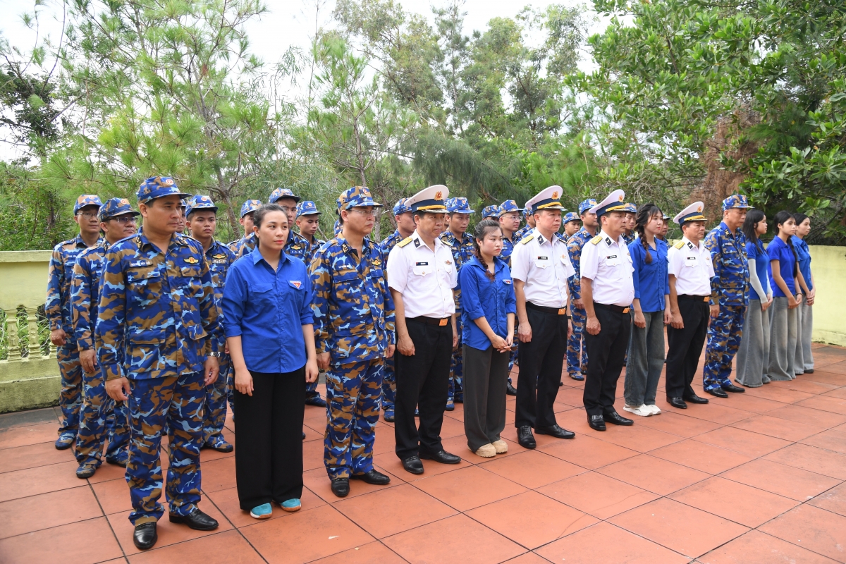 Các đại biểu kính cẩn trước anh linh các Anh hùng liệt sĩ