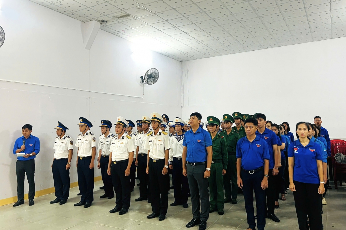 Các đại biểu tham gia hành trình “Tôi yêu Tổ quốc tôi”
