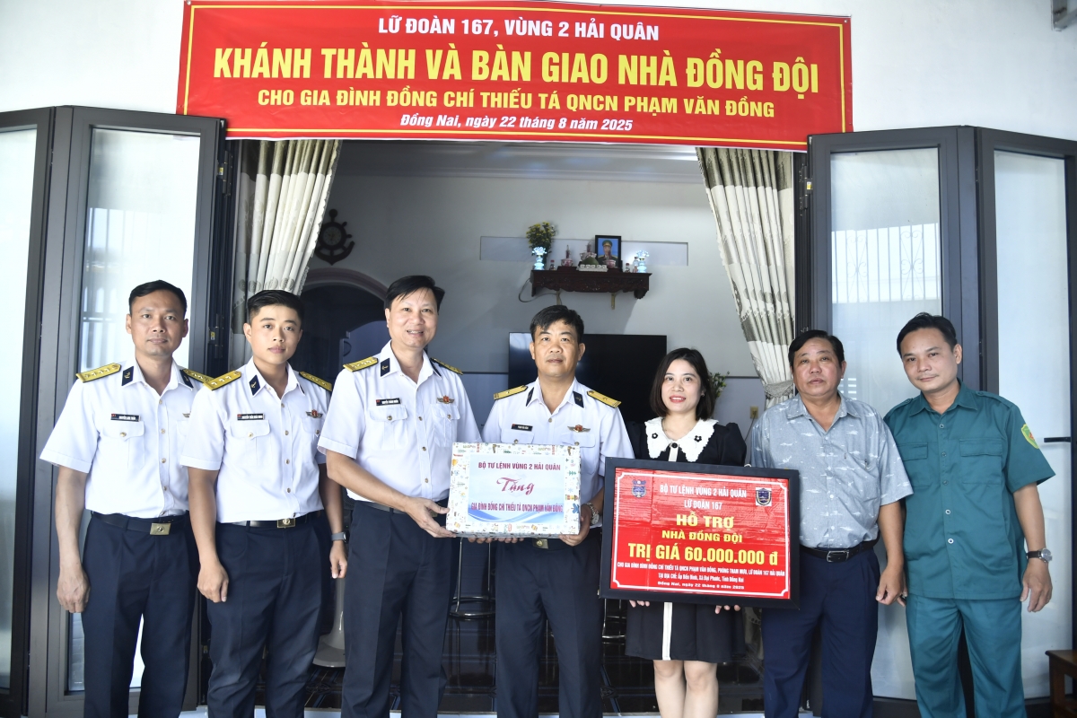 Khánh thành và bàn giao nhà đồng đội cho quân nhân Phạm Văn Đồng, Lữ đoàn 167, Vùng 2 (ảnh Văn Đại)
