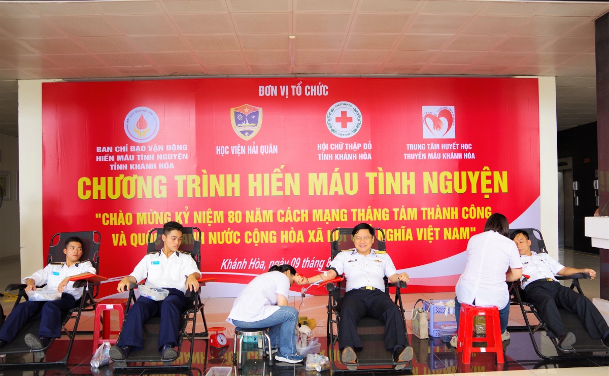 Lãnh đạo Học viện trực tiếp tham gia hiến máu.