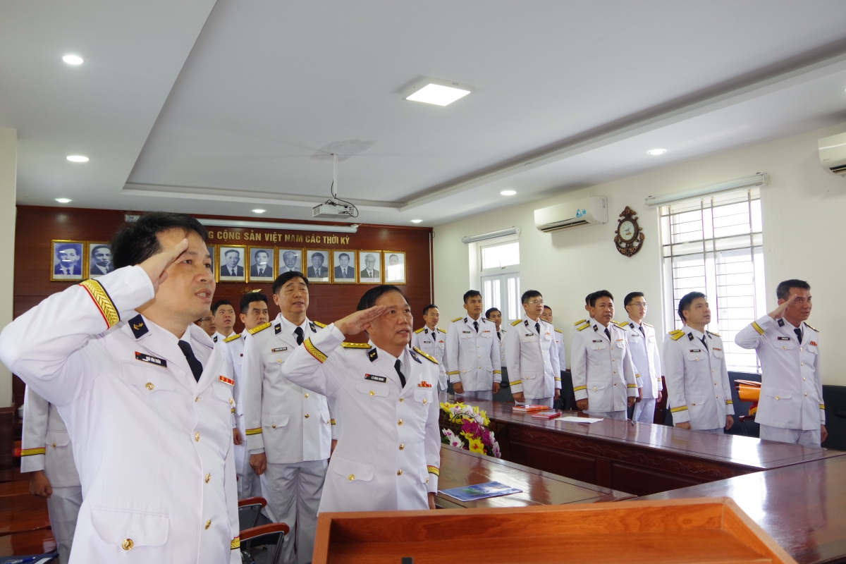 Nghi thức chào cờ trong Lễ trao tặng Huy hiệu 30 năm tuổi Đảng cho Đảng viên Trương Đình Tuyền