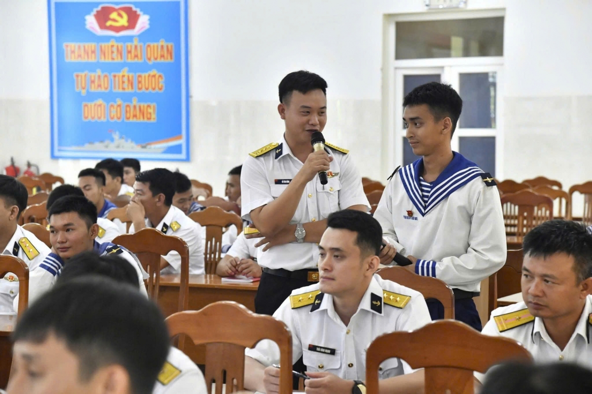 Quân nhân tham gia thảo luận sôi nổi, đóng góp ý kiến trong Ngày pháp luật tháng