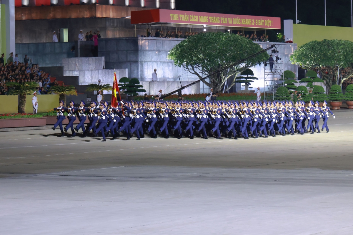 Khối sĩ quan Cảnh sát biển Việt Nam ai nấy đều cảm thấy vinh dự, tự hào cùng nhịp bước kiêu hãnh của những đôi chân rắn rỏi.
