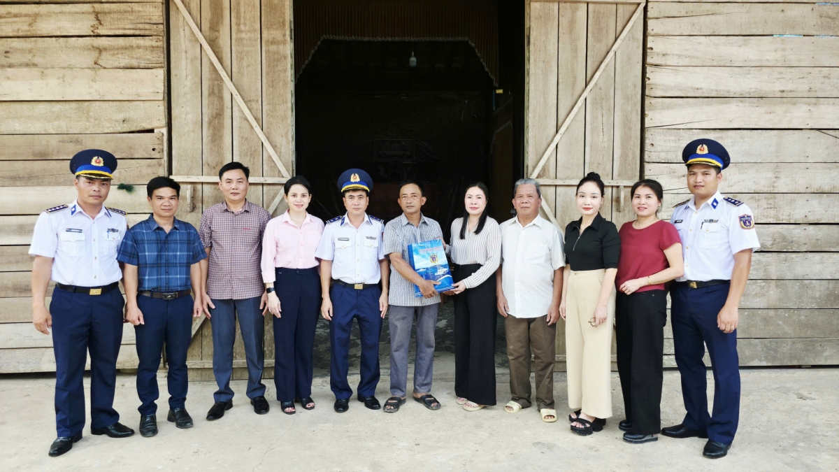 Thăm hỏi, tặng quà gia đình liệt sĩ Mai Văn Khấn - Thôn Thanh Lạng, xã Tuyên Lâm
