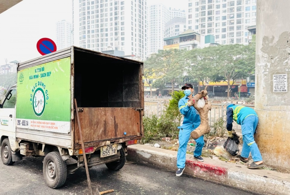 Hoạt động dọn vệ sinh môi trường đang được triển khai trên khắp địa bàn TP. Hà Nội