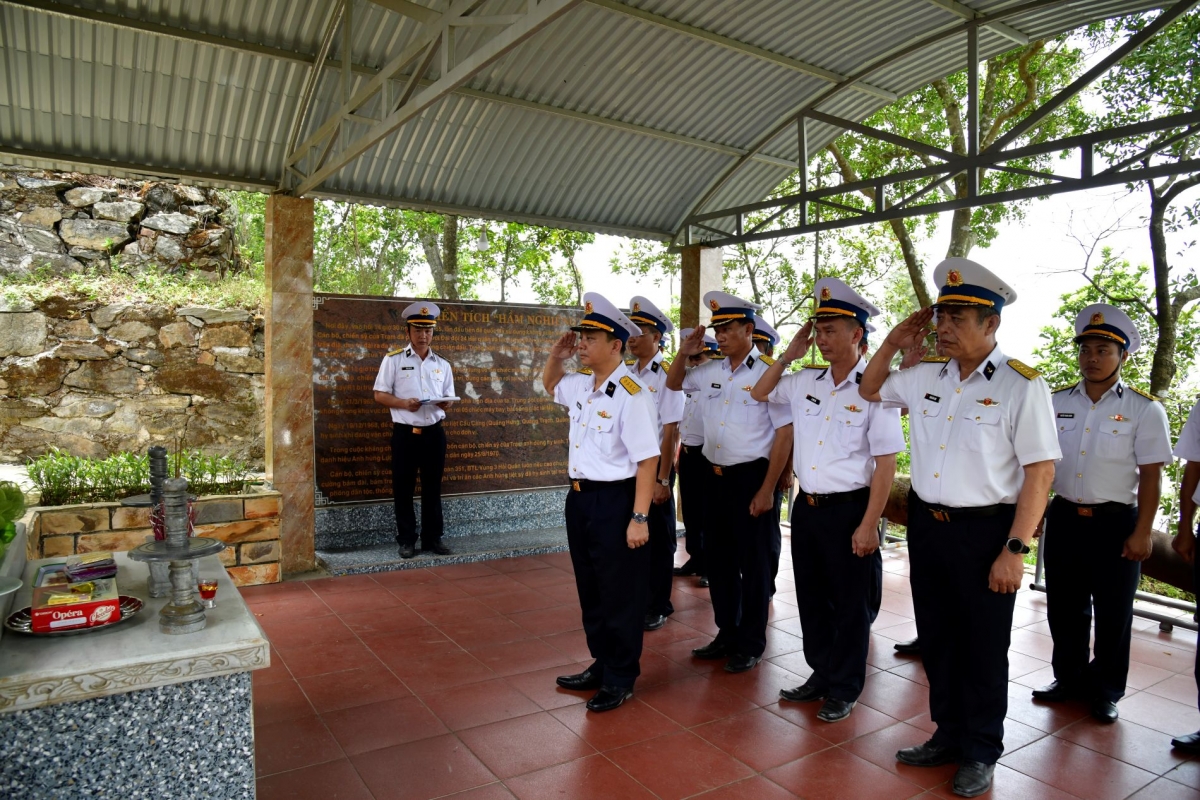 Đại tá Phạm Anh Tuấn, Tư lệnh Vùng 3 Hải quân và đoàn công tác dâng hương tri ân các liệt sĩ tại bia tưởng niệm khu chiến tích Hầm Nghiêng  Trạm ra đa 535, Trung đoàn 351